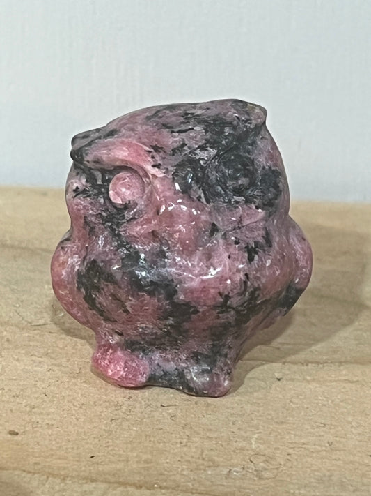 🦉 Rhodonite Owl Carving – Love, Wisdom & Emotional Healing