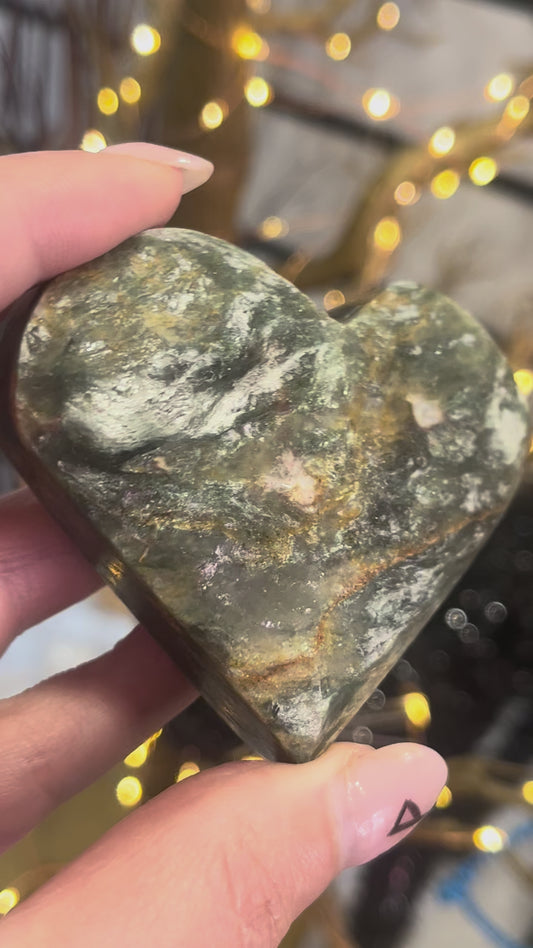 💚 Green Mica Heart | Emotional Balance • Growth • Renewal