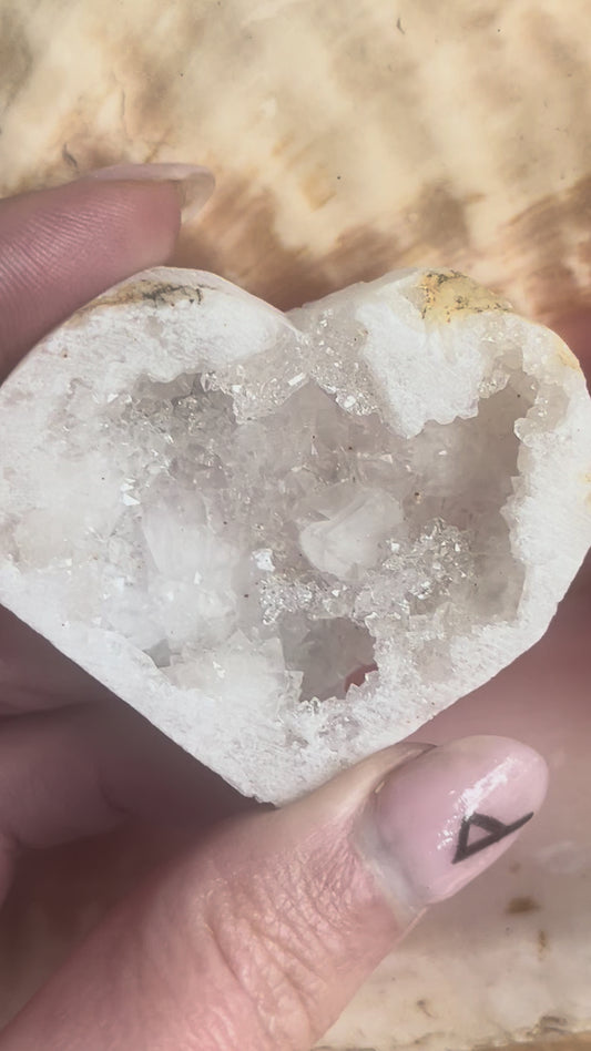 🤍✨ Clear Quartz Heart Geode 44g